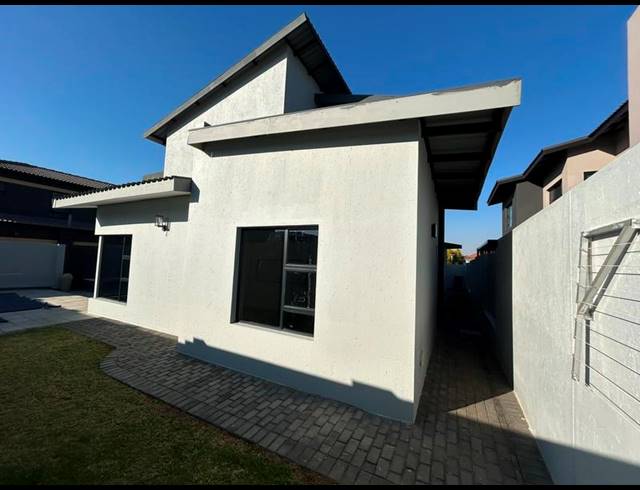 4 BEDROOM TOWNHOUSE FOR SALE IN SIX FOUNTAINS RESIDENTIAL ESTATE
